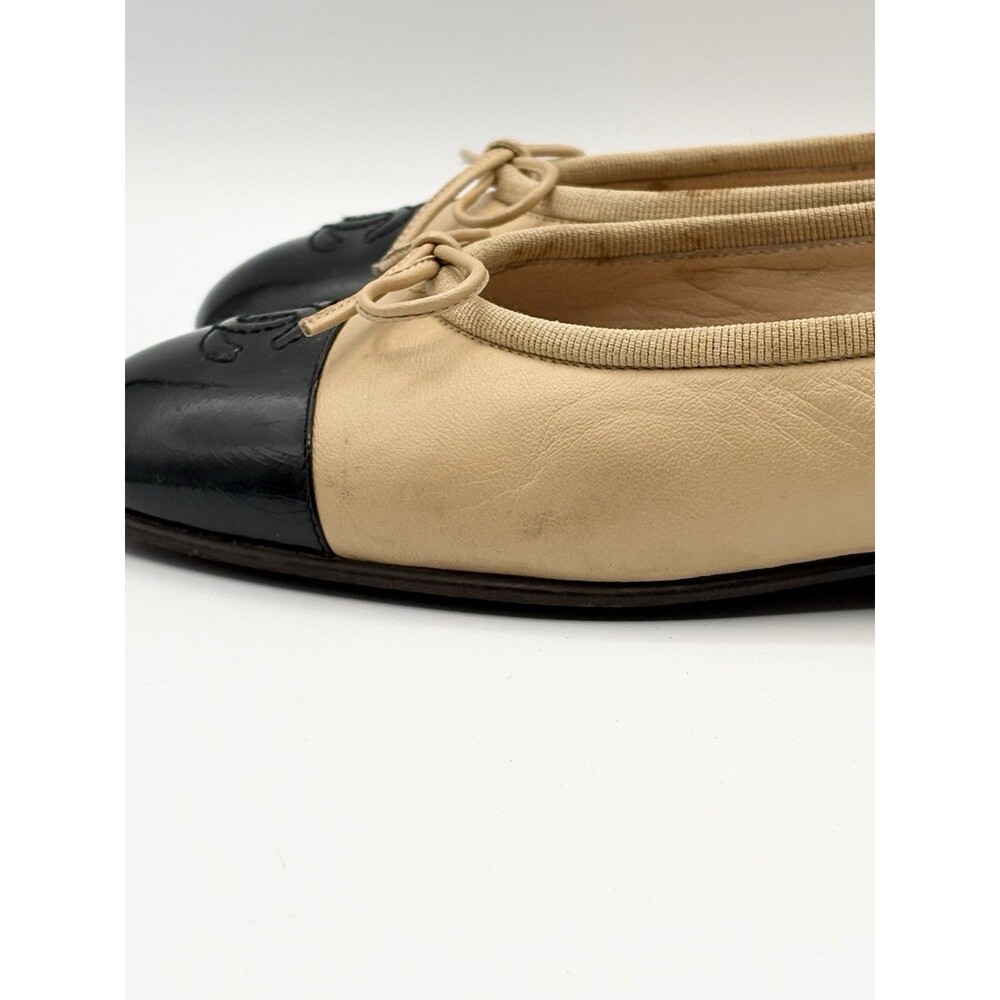 Chanel Beige & Black Cap Toe CC Logo Ballet Flats Bow Accent Size EU 35.5 - Picture 9 of 16